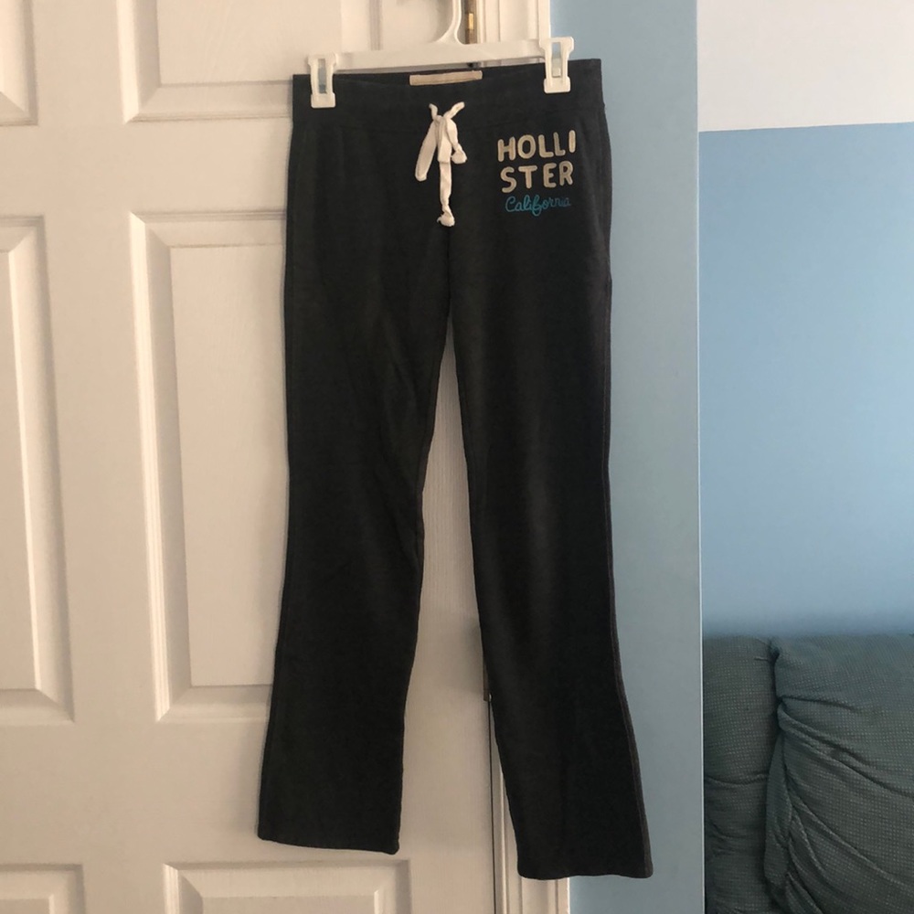 gray Hollister sweatpants